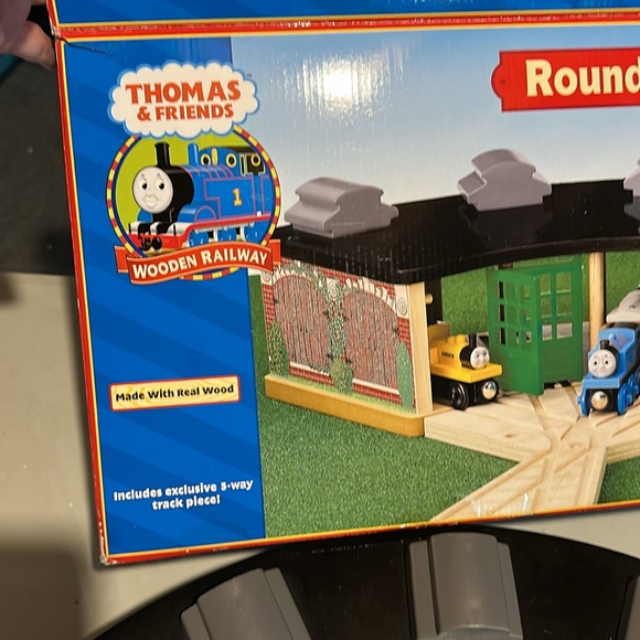 Thomas and friends wooden railway round house and action turntable - Picture 4 of 4